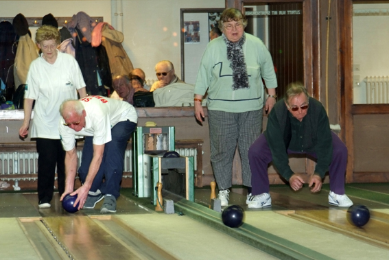 Zwei Blinde Teams beim Kegeln